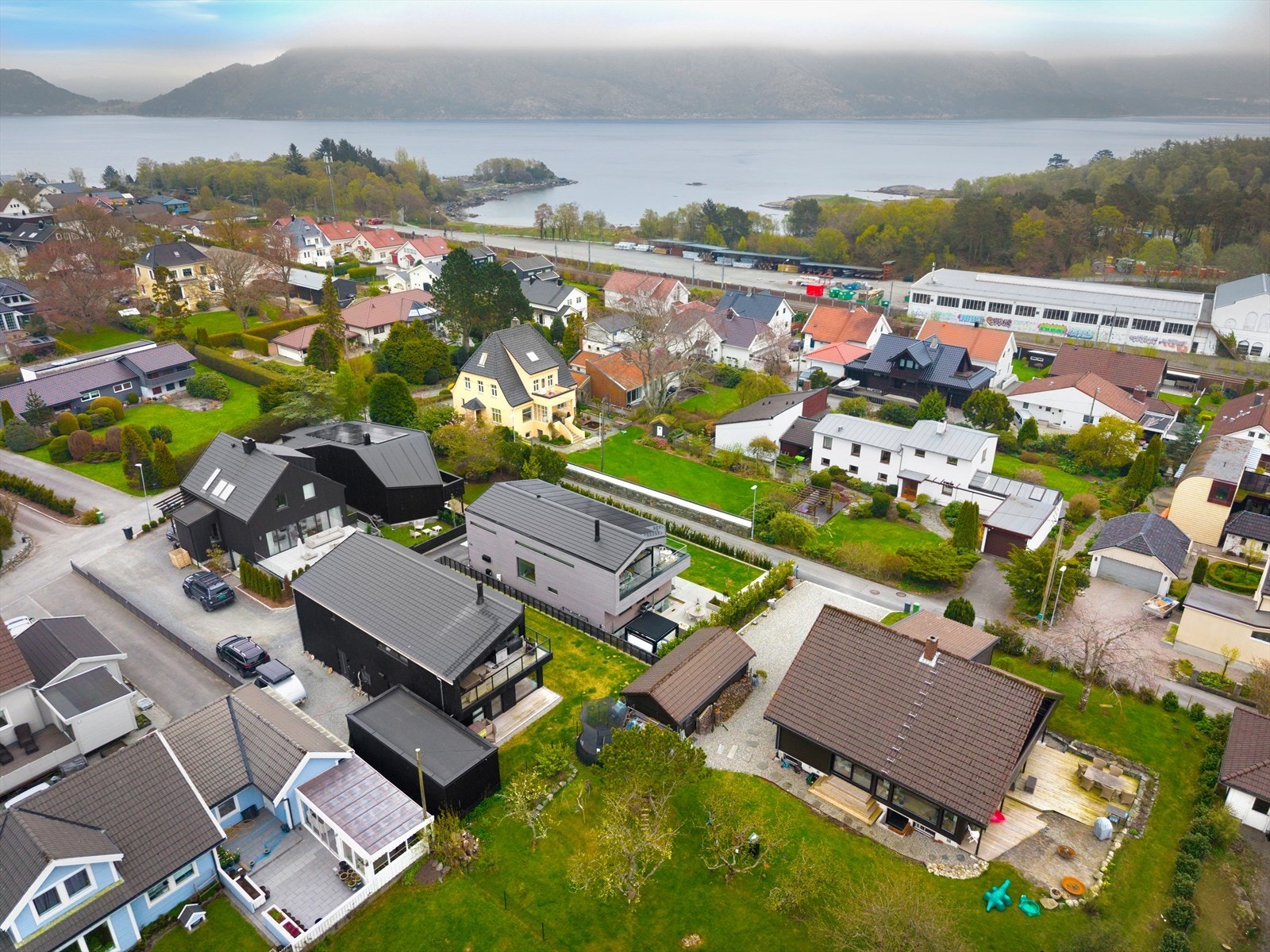 Noen hundre meter fra boligen ligger Vaulen badeplass med lekeplasser og turstier. Galleribilde