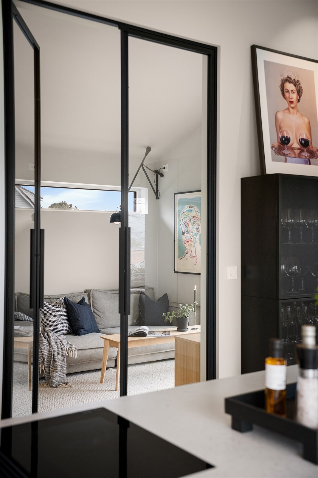 Ved siden av kjøkkenet ligger en separat TV-stue, adskilt med en elegant glassdør. Galleribilde