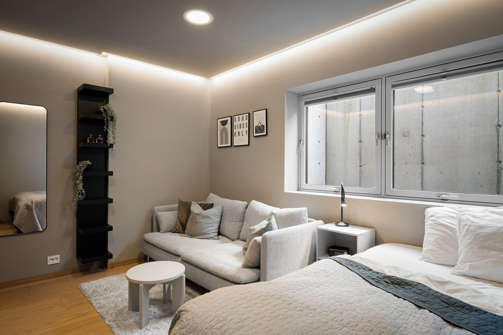 Gjennomtenkt belysning med downlights og LED-striper i taket. Galleribilde