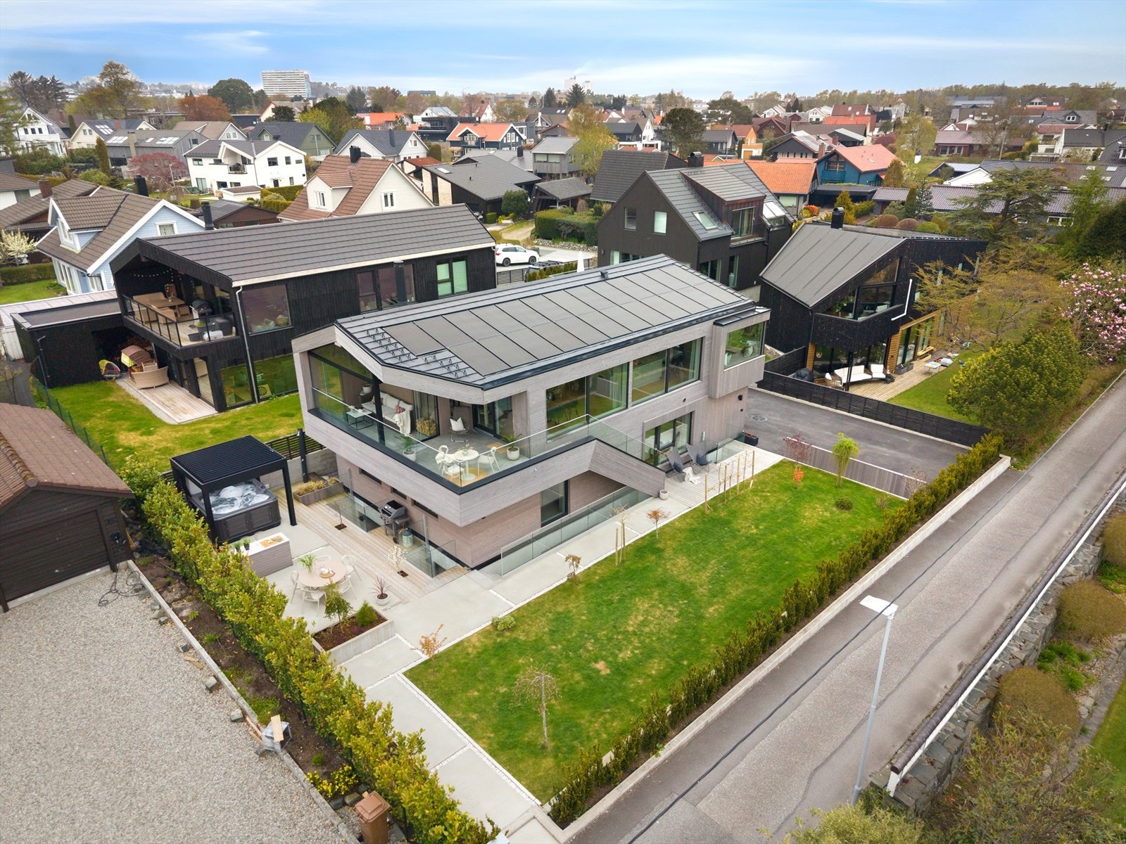Enebolig fra 2024 med eksklusive løsninger og moderne arkitektur. Taket er utstyrt med solcellepanel for energieffektivitet. Galleribilde