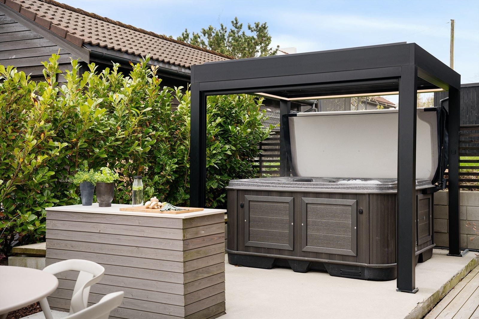 Uteområdet er tilrettelagt for velvære med jacuzzi under en pergola. Galleribilde