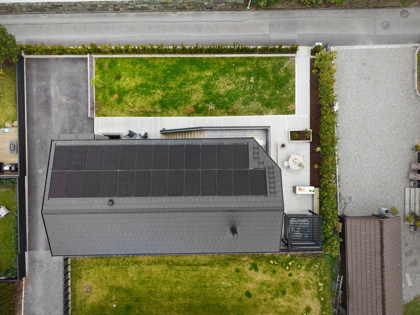 Taket er tekket med Zanda Minster betongtakstein og utstyrt med et stort solcelleanlegg. Galleribilde