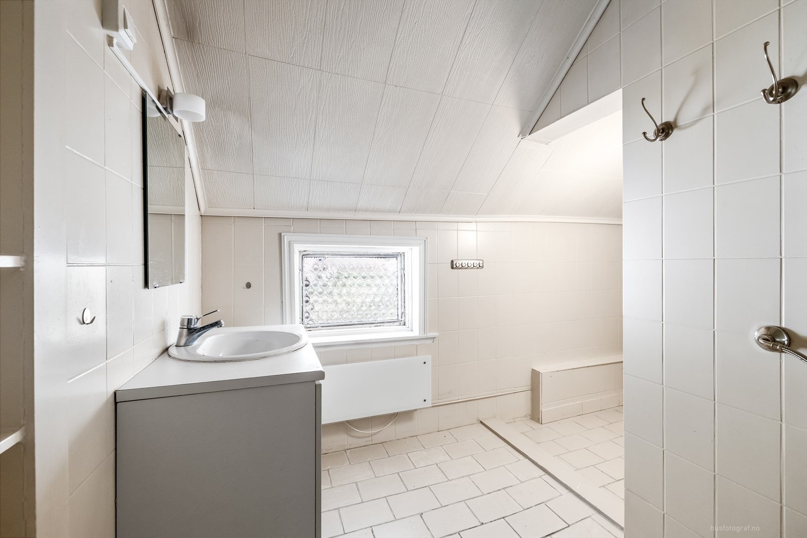 På badet er det røropplegg til vaskemaskin. Galleribilde