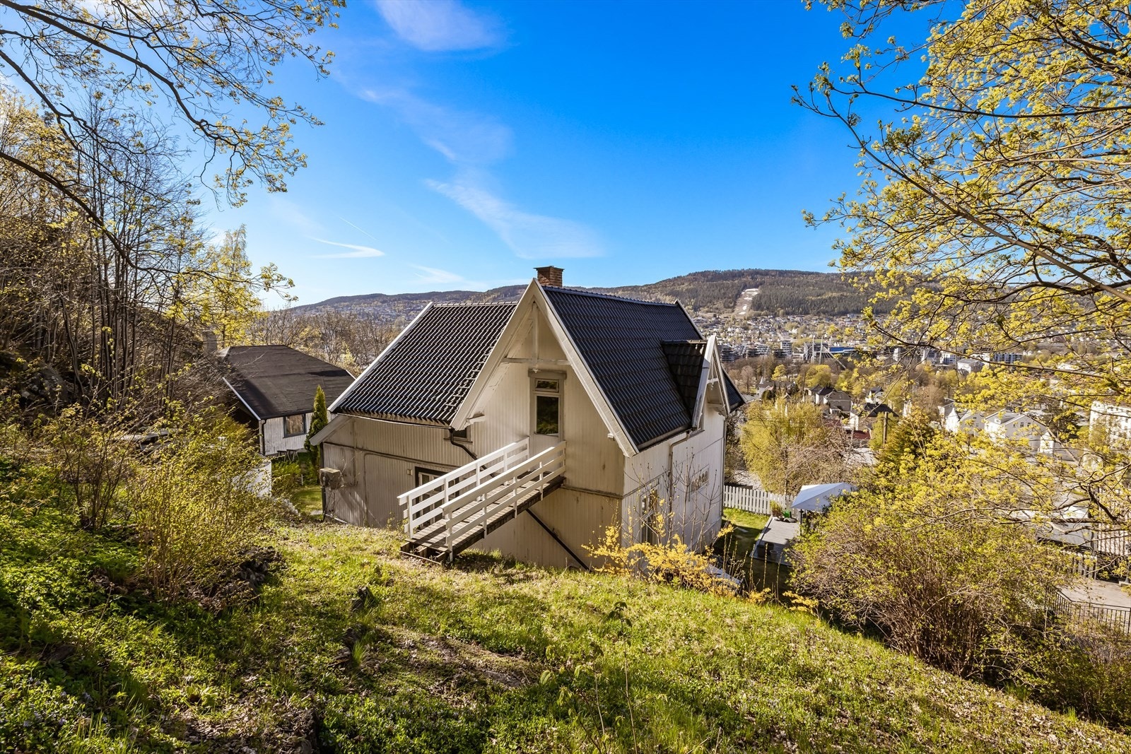 Gangbroen fra soverommet gir en unik og praktisk adkomst til hagen. Galleribilde