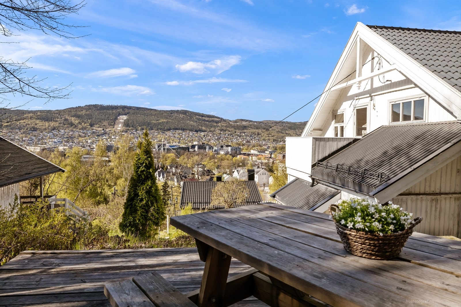 Fra uteplassen i hagen kan du nyte utsikten over byen. Galleribilde