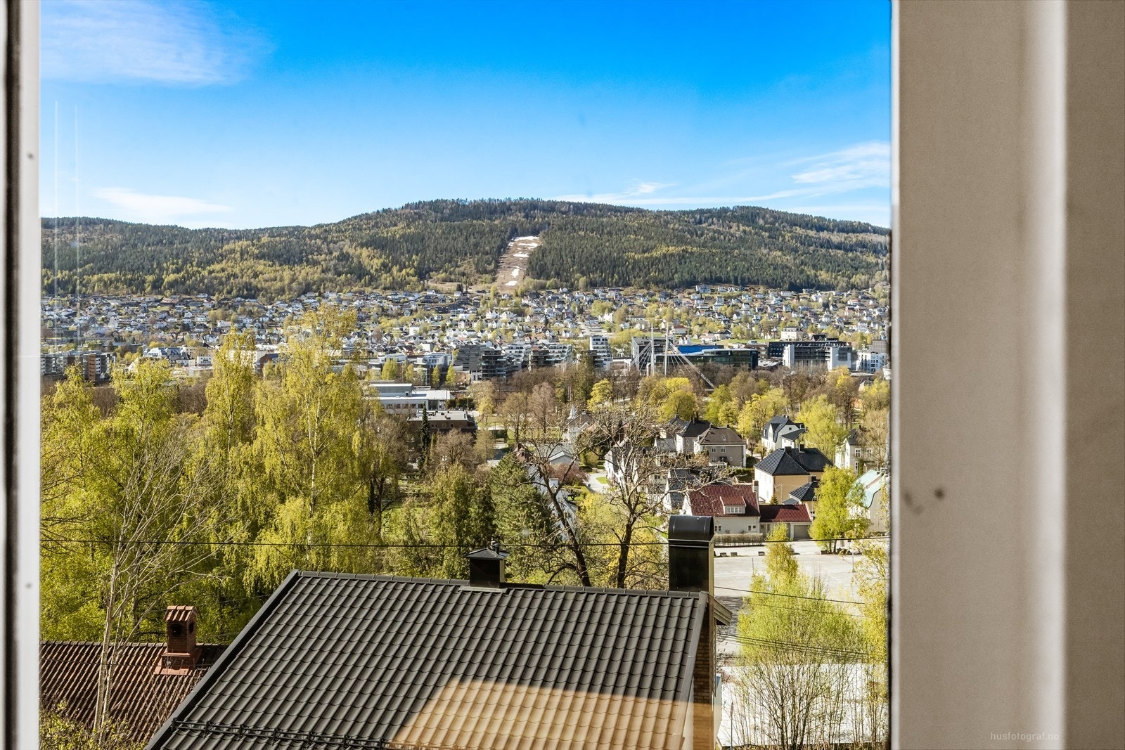 Fra vinduene i stuen har man en åpen utsikt over Drammen. Galleribilde