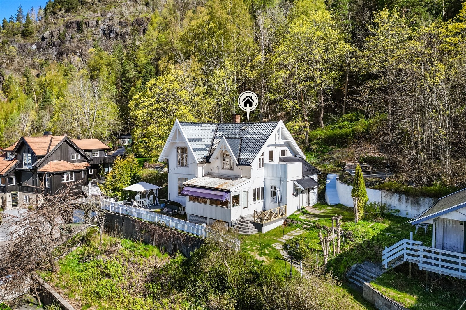 En sjarmerende bolig i et etablert, sentralt og rolig nabolag. Galleribilde