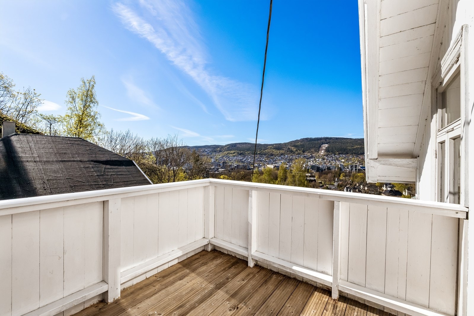Fra stuen er det utgang til en terrasse med utsikt over nærområdet. Galleribilde