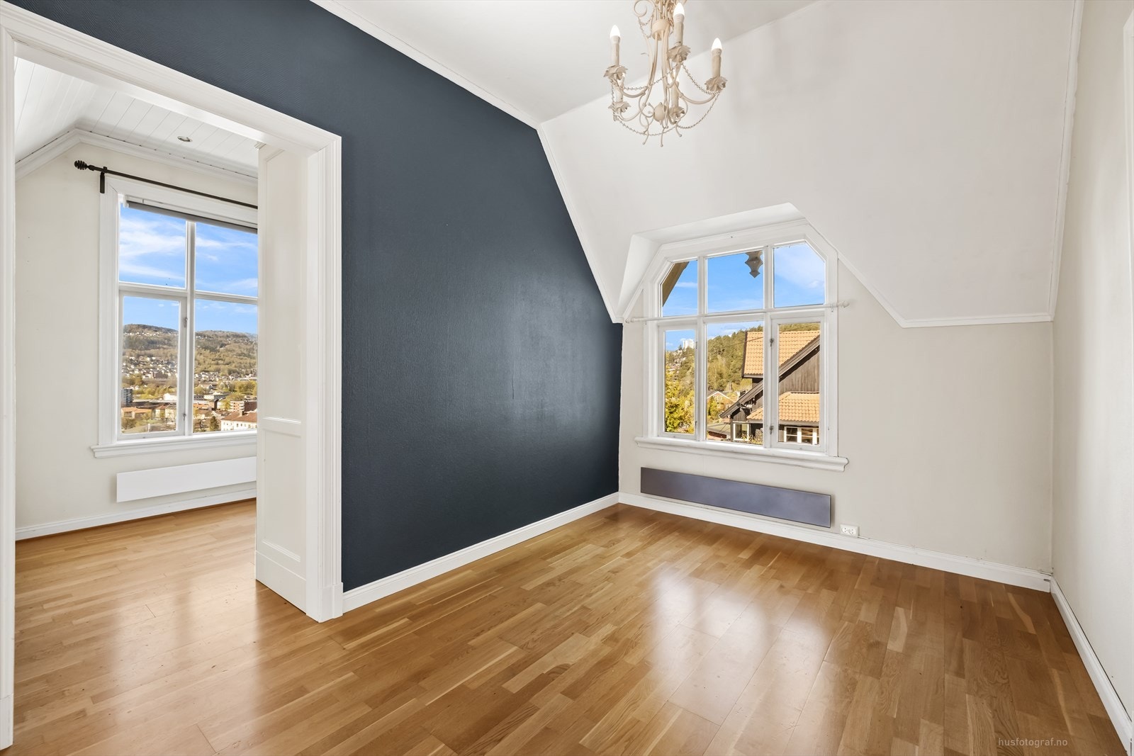Spisestuen har god plass til et større spisebord for hyggelige sammenkomster. Galleribilde