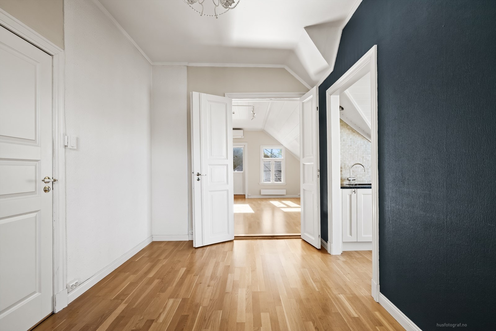 Fra spisestuen er det enkel tilgang til både stue og kjøkken. Galleribilde