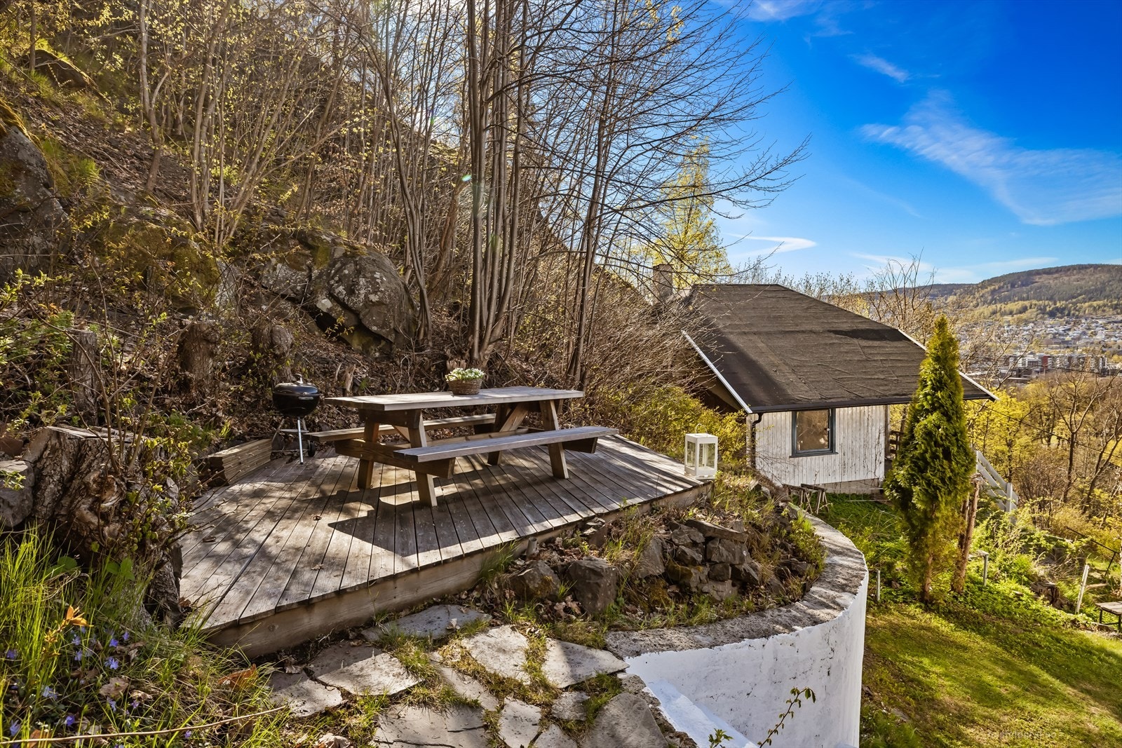 Den romslige terrasseplattingen i hagen er et perfekt sted for utemøbler og grill. Galleribilde