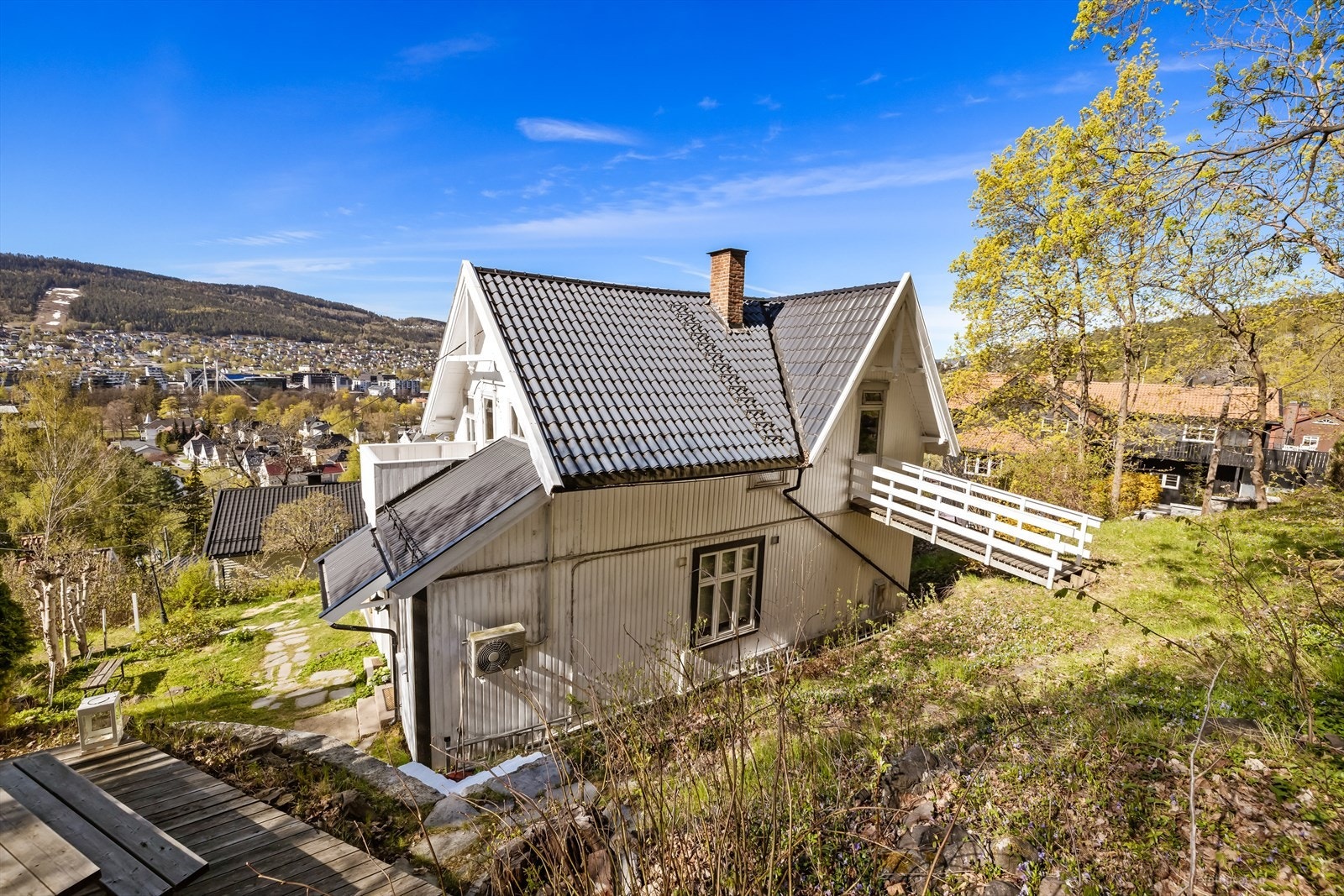 Boligen har en klassisk stil med stående bordkledning og tak tekket med stålplater. Galleribilde