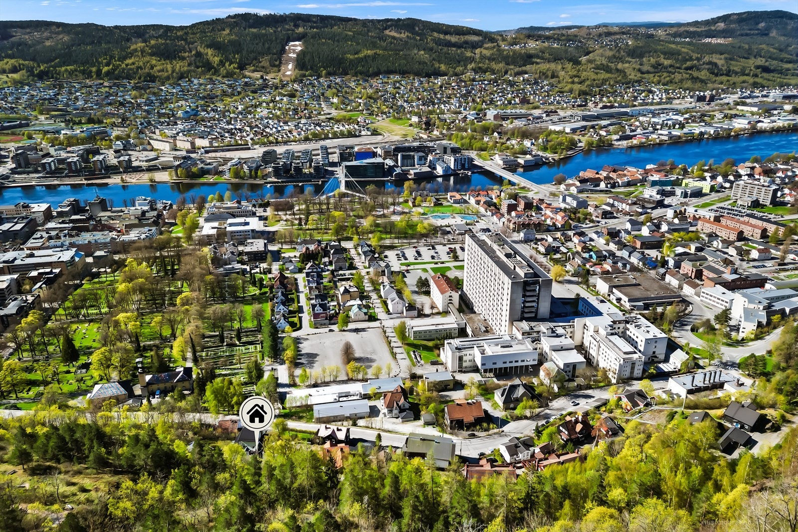 Her bor du med en unik kombinasjon av bynær beliggenhet og nærhet til naturen. Galleribilde