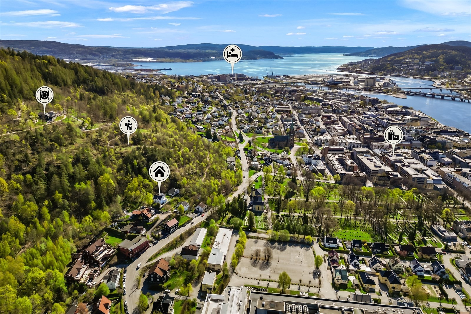 Eiendommen ligger høyt og fritt til, med umiddelbar nærhet til skog og mark. Galleribilde