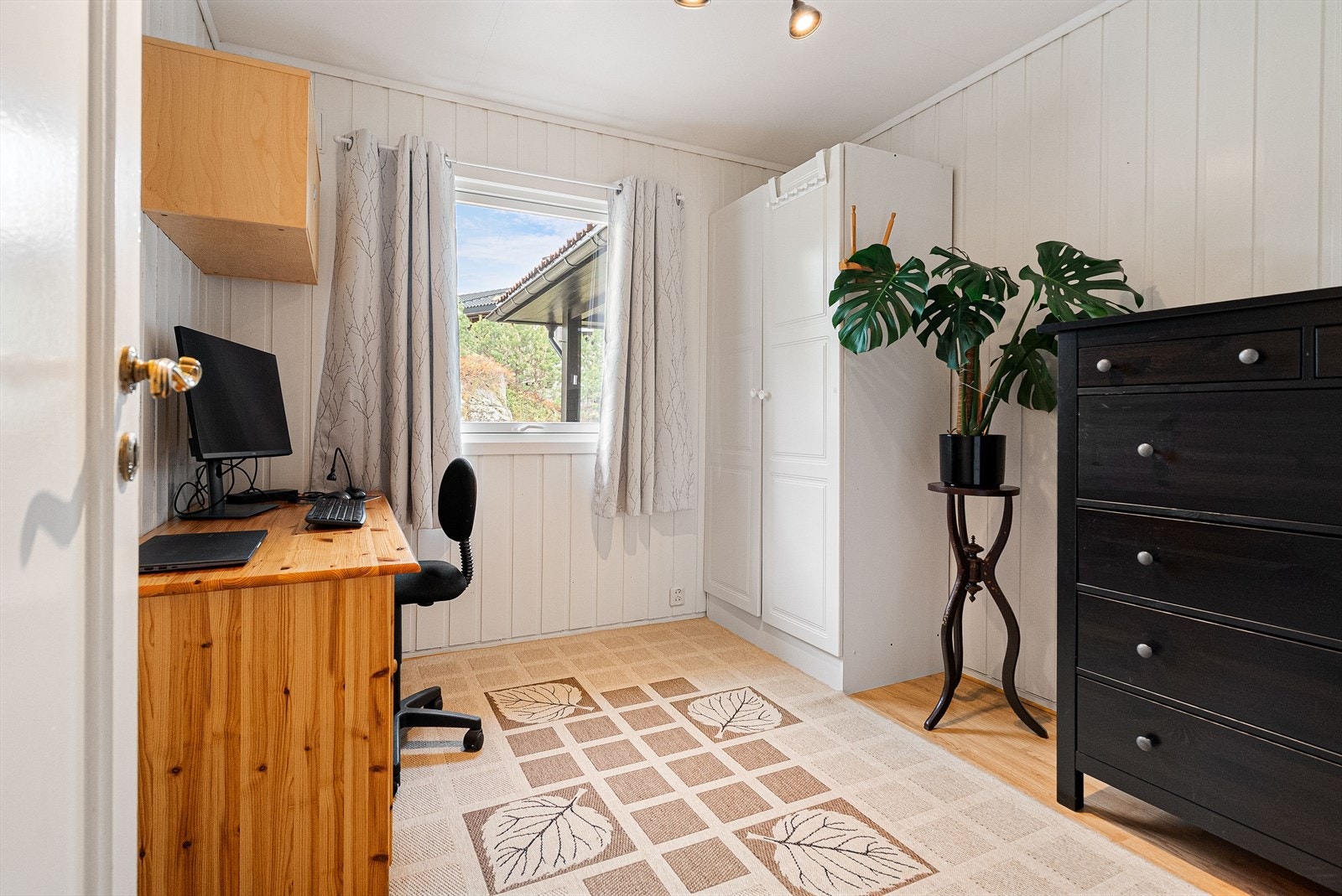 Soverom 2 egner seg godt som soverom, gjesterom eller kontor. Galleribilde