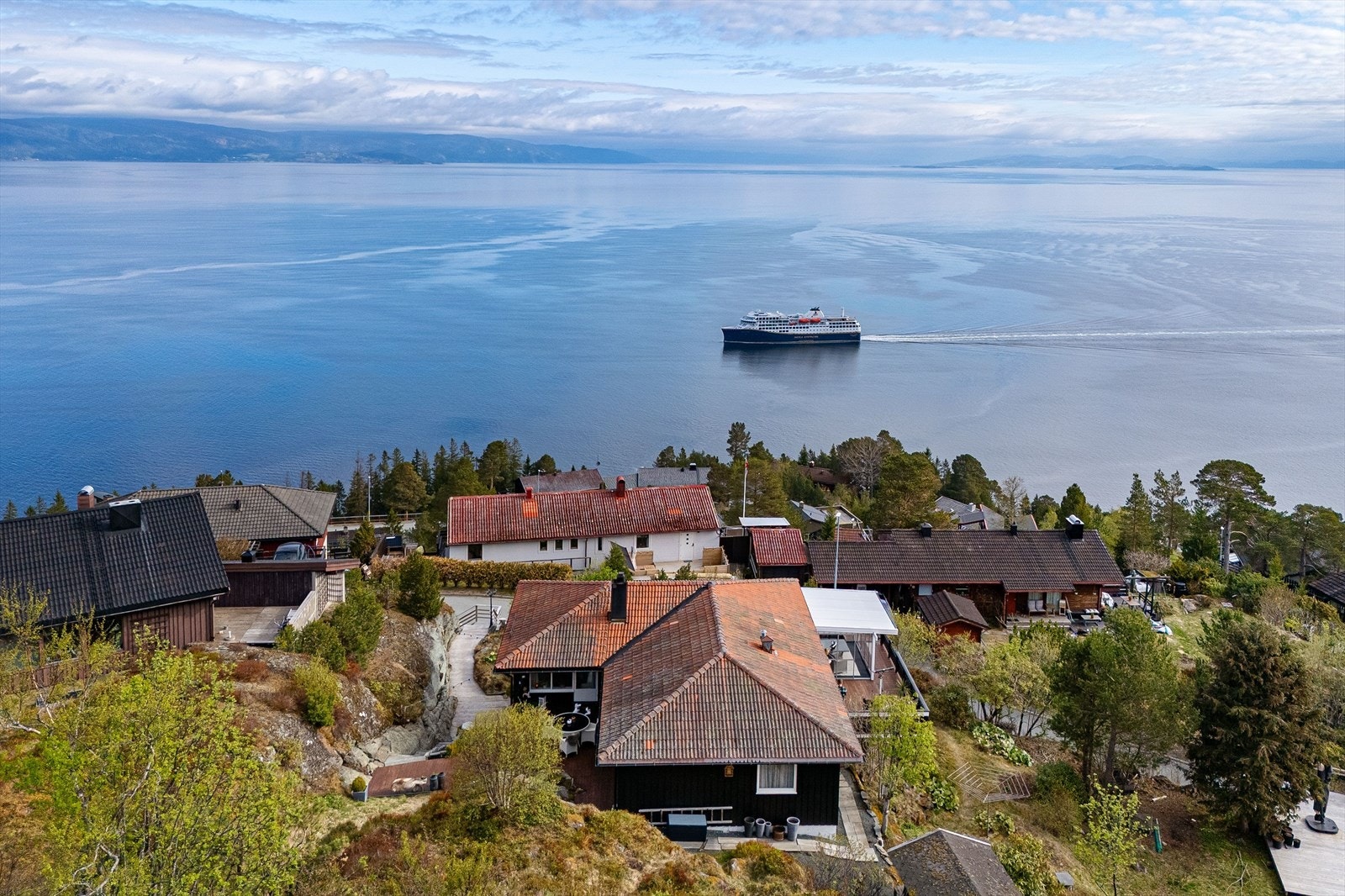 Her bor du rolig og tilbaketrukket med nærhet til både turterreng og sjø. Galleribilde
