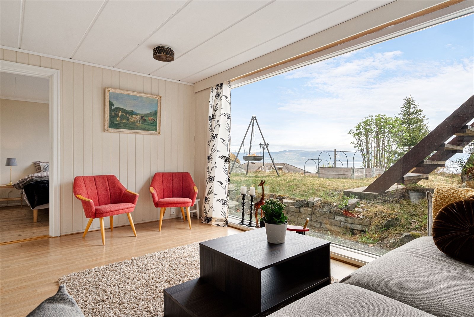 Kjellerstuen har en stor vindusflate som gir rikelig med naturlig lys og gode utsiktsforhold. Galleribilde