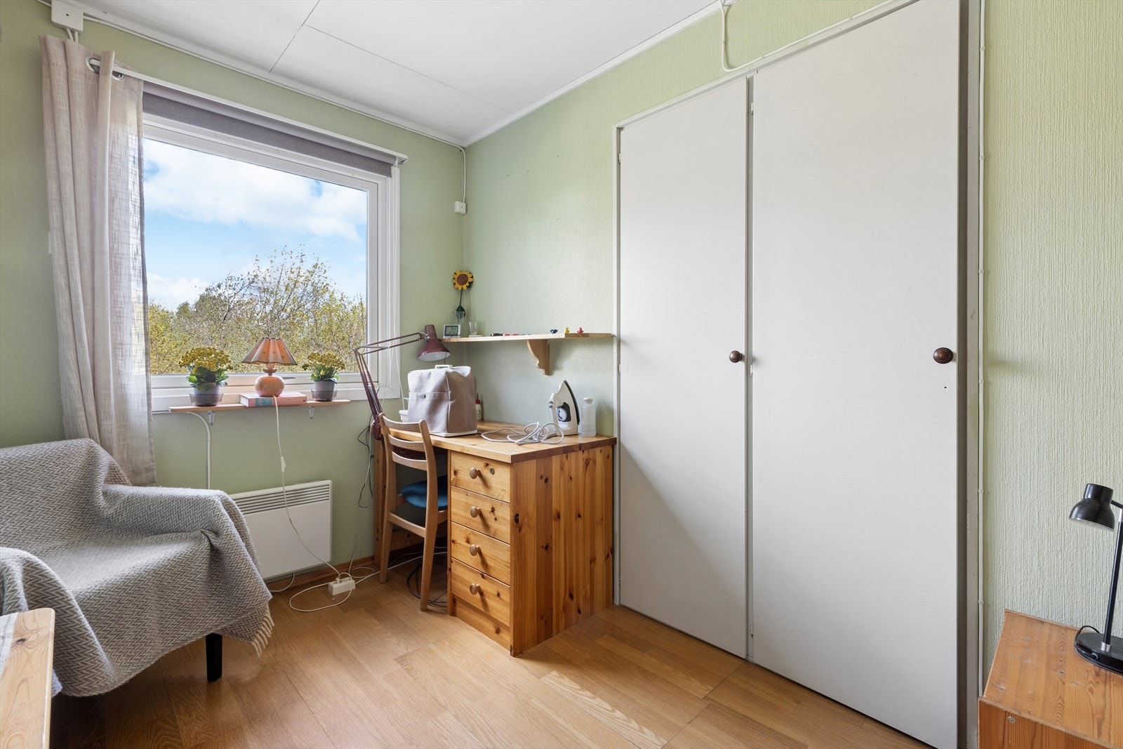 Soverom nr. 2. Også her er det integrert garderobeskap (motsatt av hovedsoverommet som ligger vegg i vegg) Galleribilde