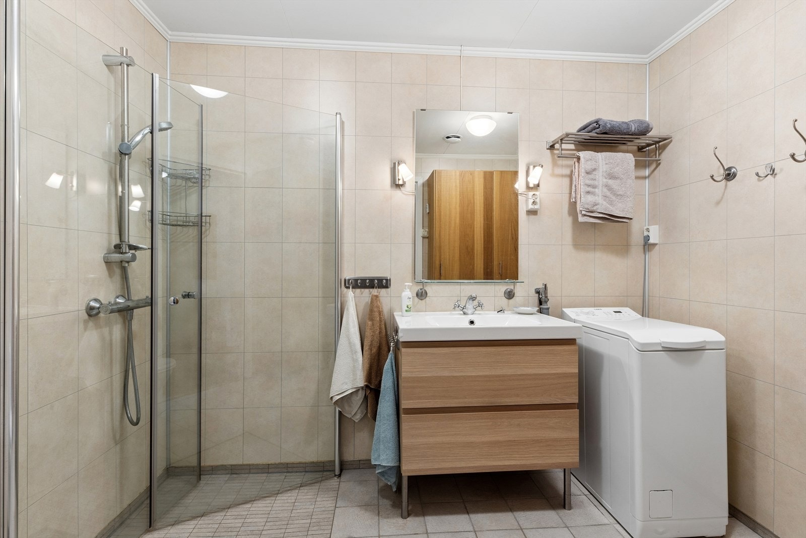Badet i første etasje ble pusset opp av fagfolk i 2014. Det er behagelig gulvvarme Galleribilde