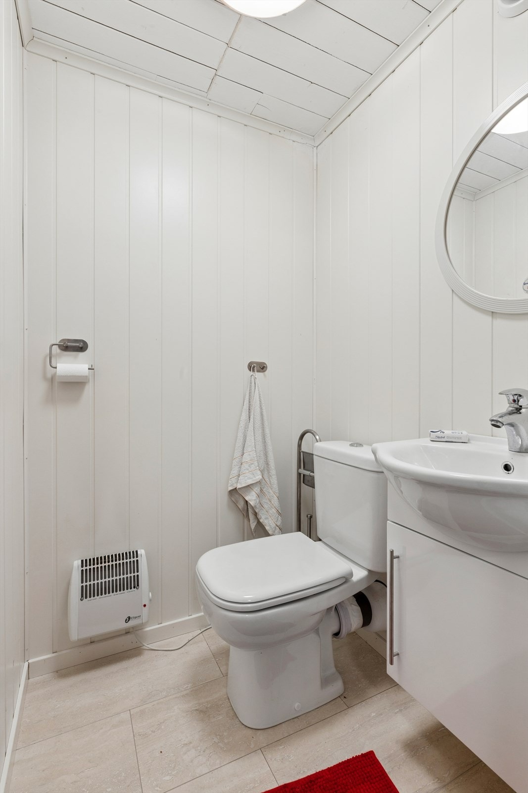 Toalettrom i kjelleren, modernisert i 2017. Rommet har servant og WC. Galleribilde