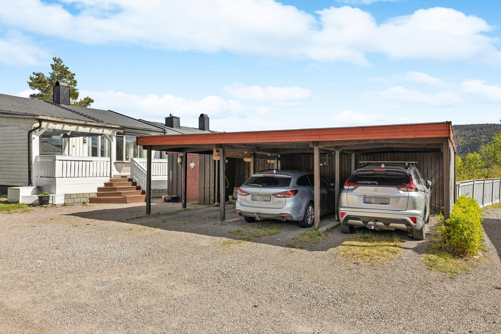 Til eiendommen hører en carport med tilhørende bod for ekstra lagring (lengst til høyre) Galleribilde