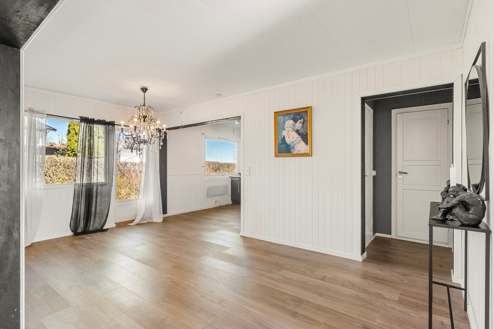 Stuen/spisestuen er lys og åpen og kan enkelt innredes i ulike soner. Galleribilde