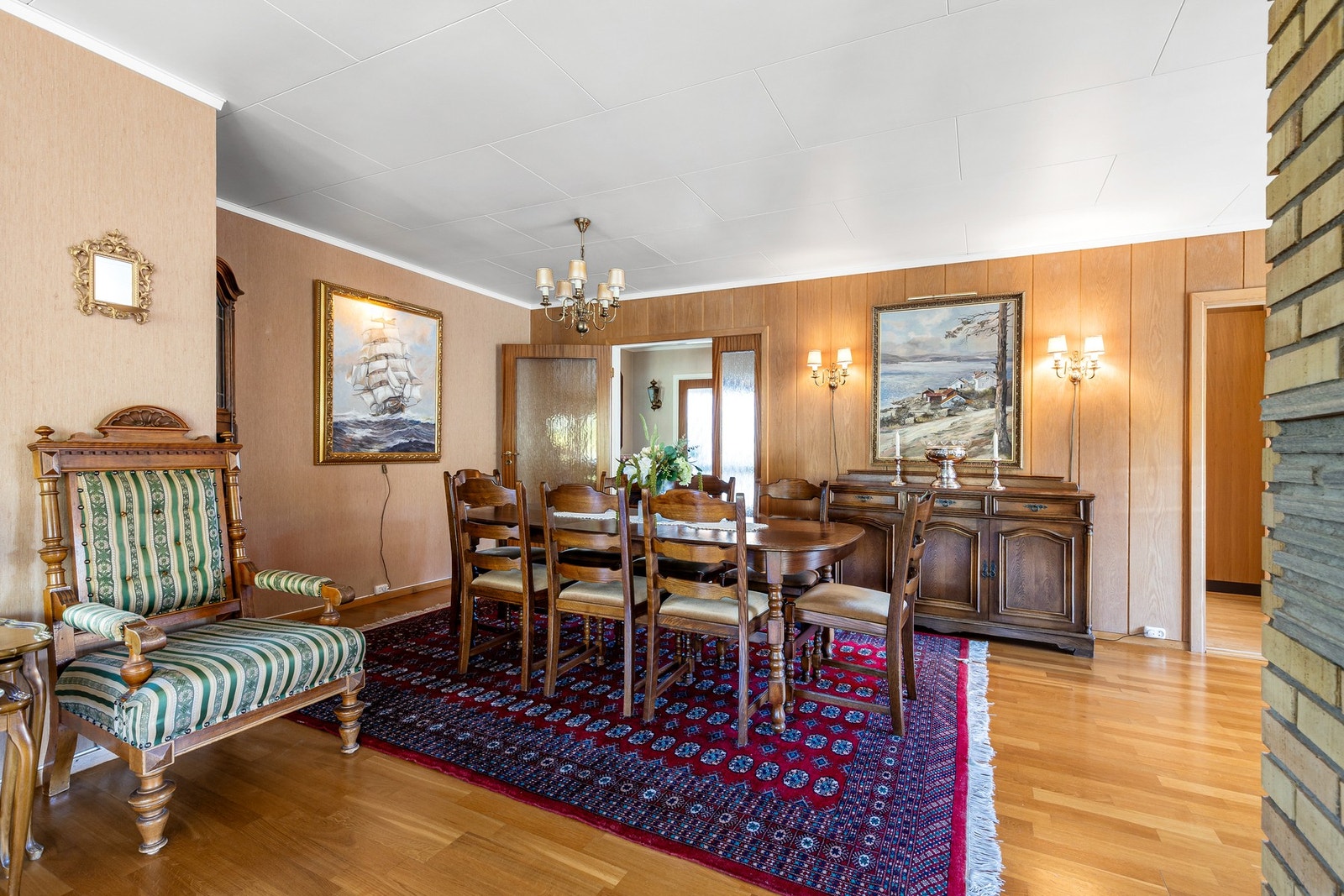 God plass til stort spisebord for å samle hele familien Galleribilde