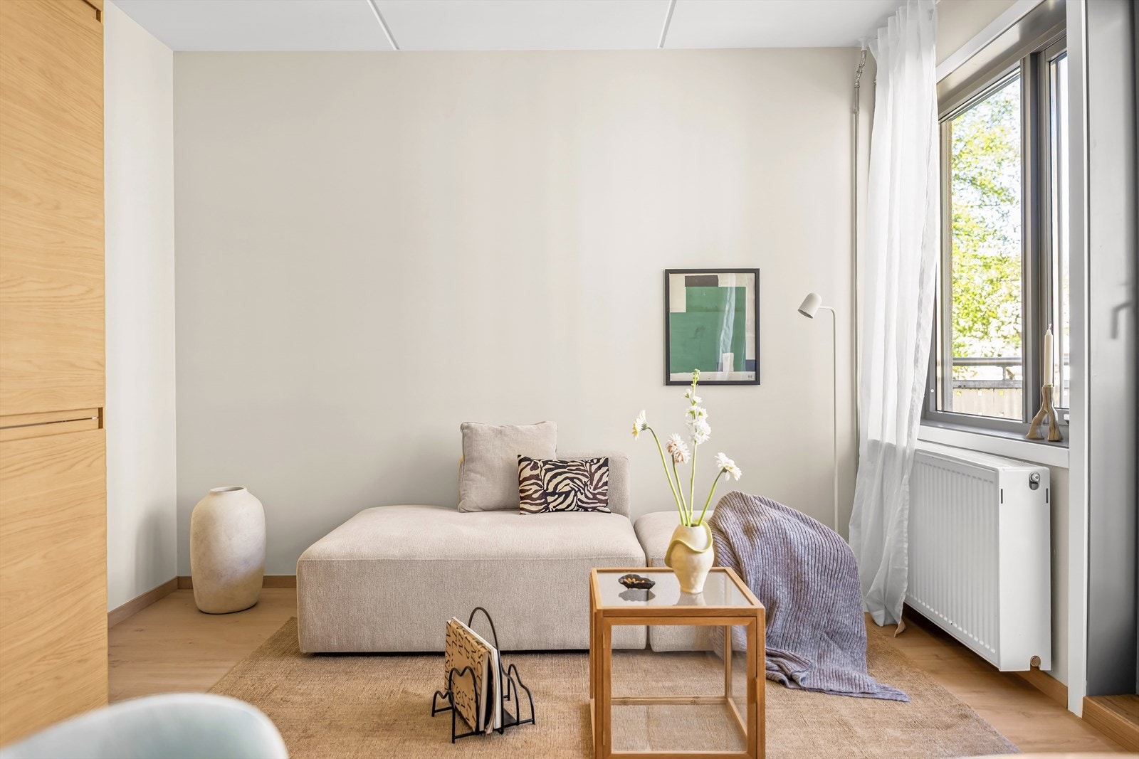 Leiligheten fremstår som et perfekt førstegangskjøp, med balkong, nytt kjøkken/gulv og felleskosnader på kun 1134 pr mnd (Inkl Varmtvann og fyring) Galleribilde