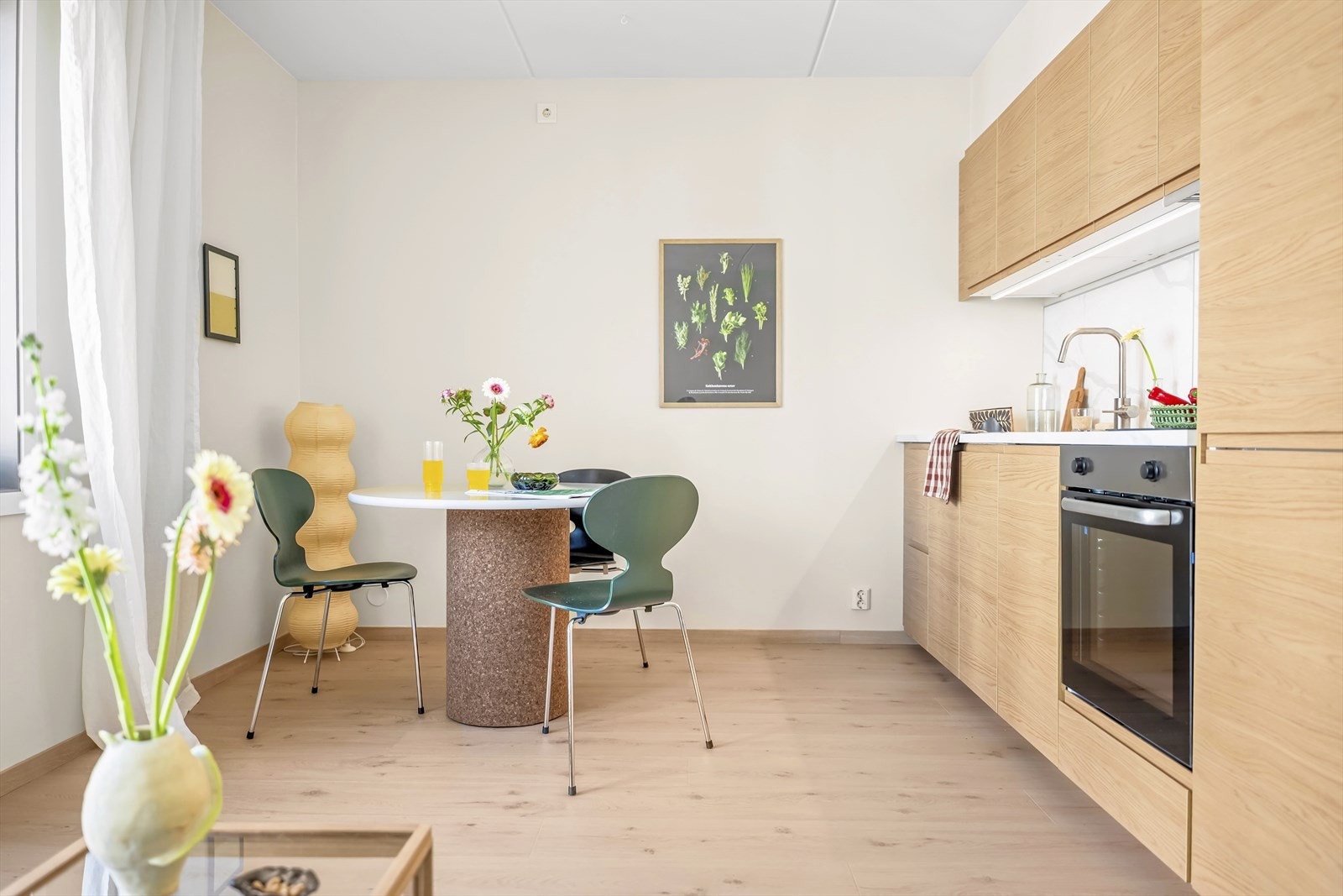 Kjøkkenet står i åpen løsning mot stuen og ved det seg godt med spisebord for gode opplevelser. Galleribilde