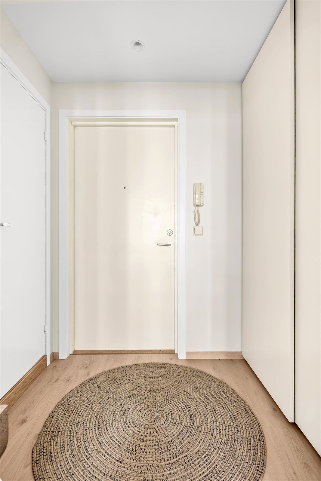 Praktisk entré med plass til god oppbevaring og adkomst til leilighetens baderom. Galleribilde