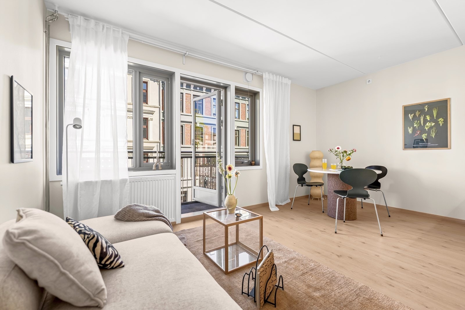Gode møbleringsmuligheter og plass til både sofa- og spiseområde. Galleribilde