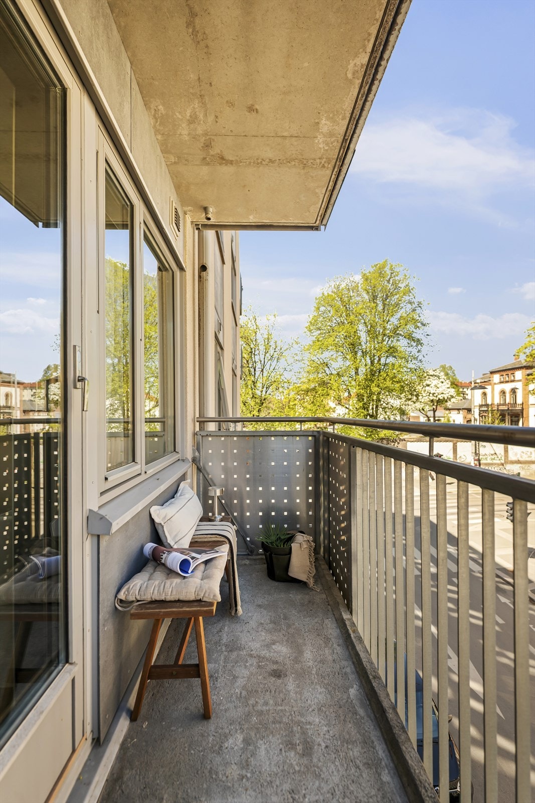 Balkongen fungerer som en utvidelse av stuen og er på ca. 3,2 m² Galleribilde