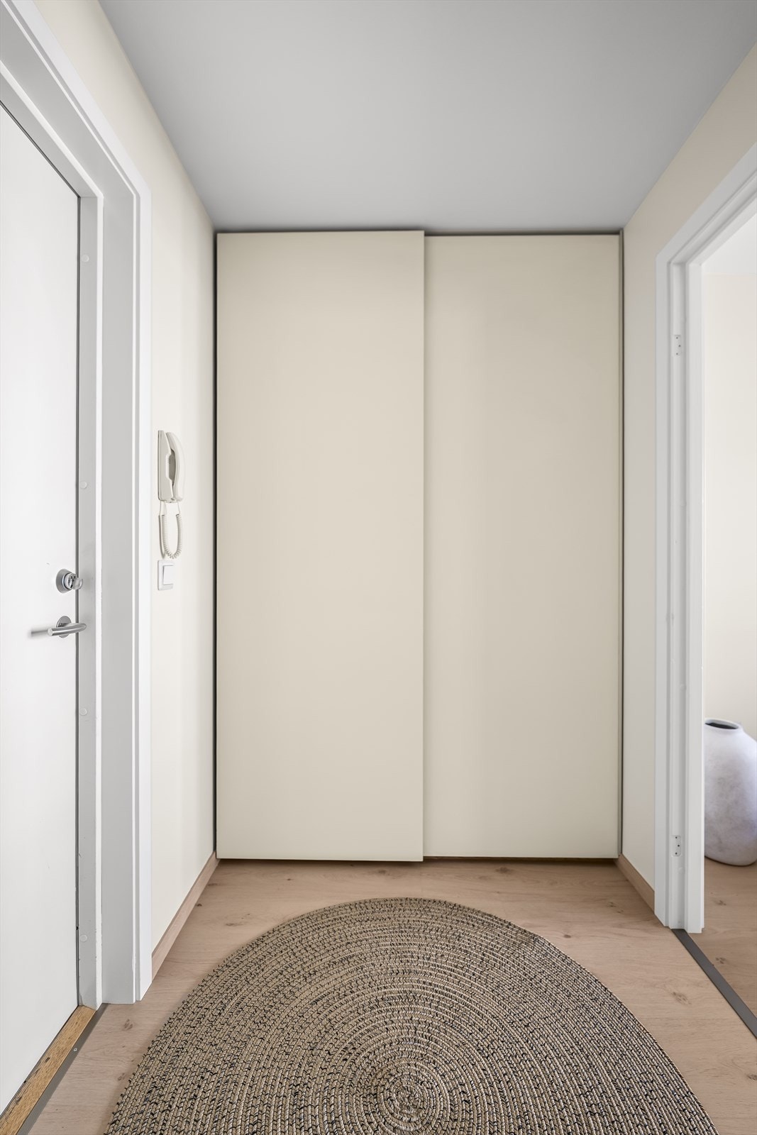 Plassbygd garderobeskap i entré for praktisk oppbevaring. Galleribilde