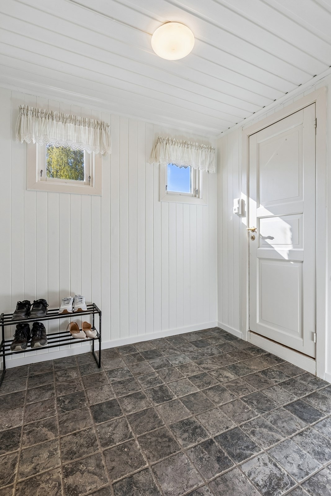 Inngangspartiet har malt panel på vegger og i himling. Galleribilde