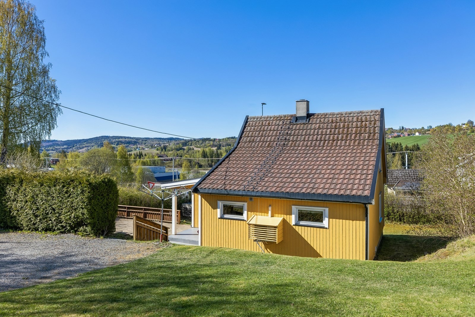 Boligen ligger i et etablert område med nærhet til servicetilbud og turmuligheter. Galleribilde