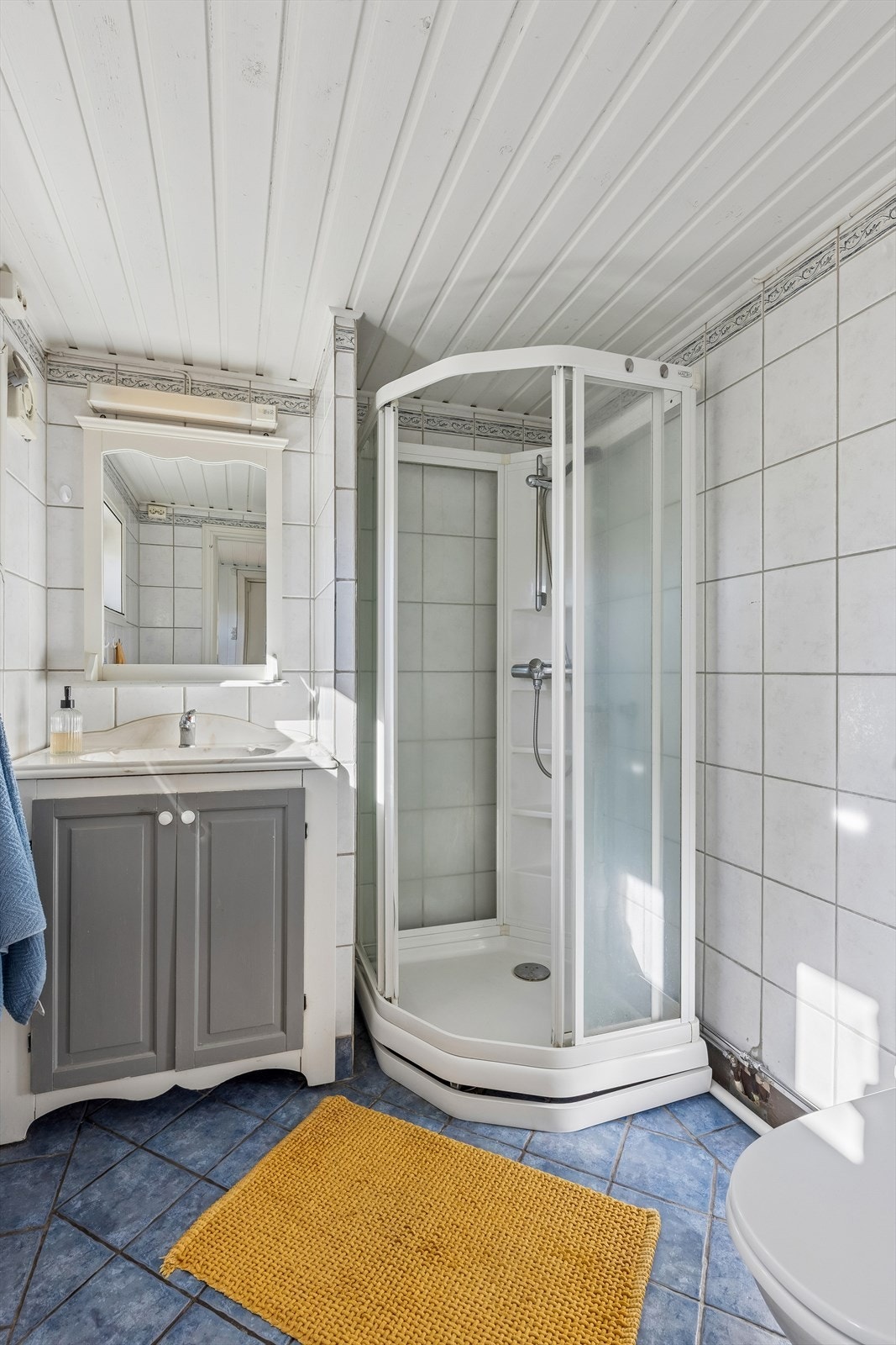 Badet har keramiske fliser på gulv og vegger, samt varmekabler i gulvet. Galleribilde
