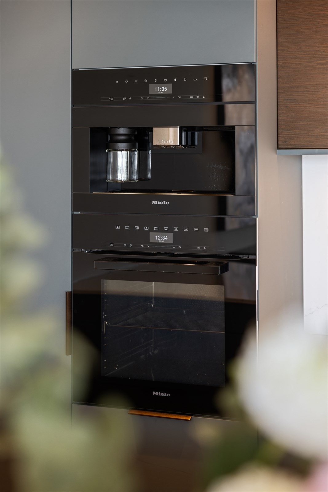 Integrert kaffemaskin og komfyr fra Miele Black Series Galleribilde