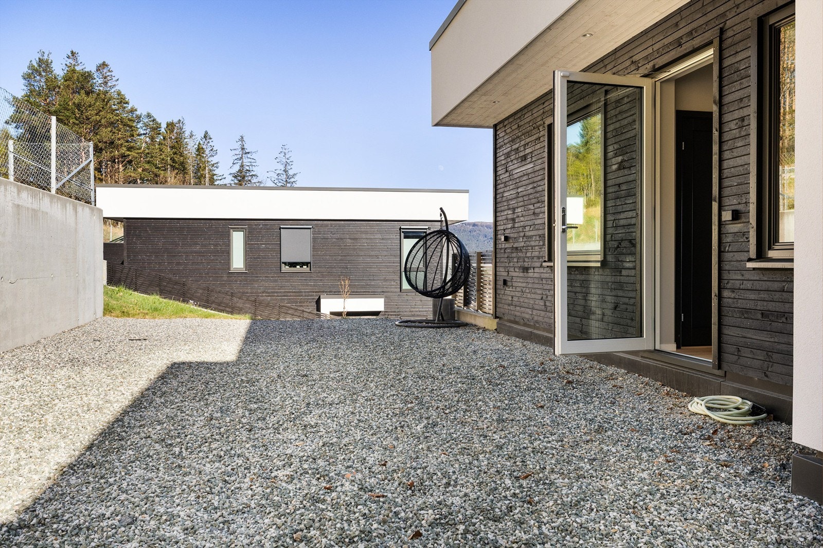 Uteområde på baksiden er ferdig planert/gruset og klargjort for platting Galleribilde