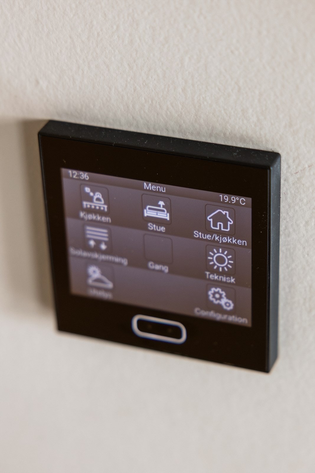 Boligen har KNX-system som styrer alt fra belysning og solskjerming til varme i boligen Galleribilde