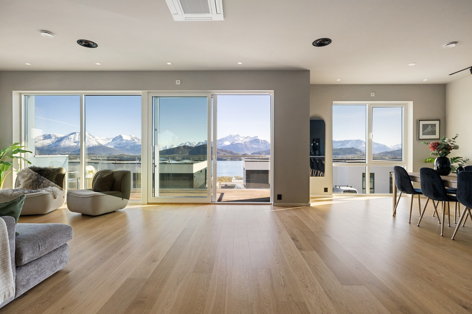 Store vindusflater og nydelig utsikt mot fjord og fjell. Montert screens fra Fasadeprodukter som kan styres via KNX-systemet Galleribilde