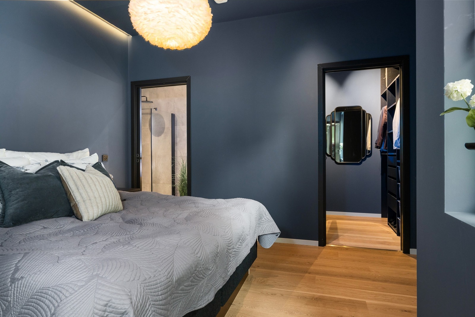Hovedsoverommet har walk-in garderobe og inngang til bad Galleribilde