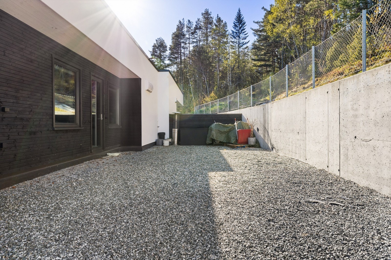 Uteområde på baksiden er ferdig planert/gruset og klargjort for platting Galleribilde