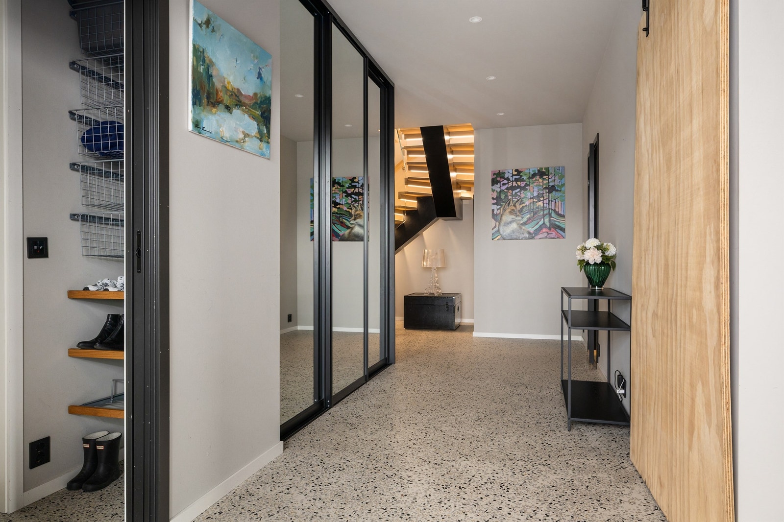 Hall med ekstra takhøyde, skyvedørsgarderobe og håndlaget Terrazzogulv Galleribilde