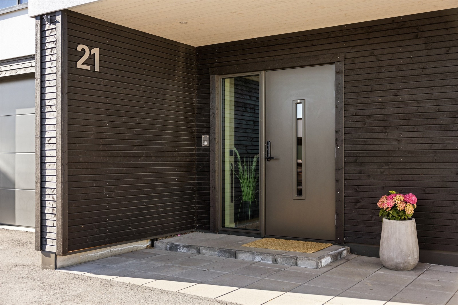 Overbygd inngangsparti med spotter i tak Galleribilde
