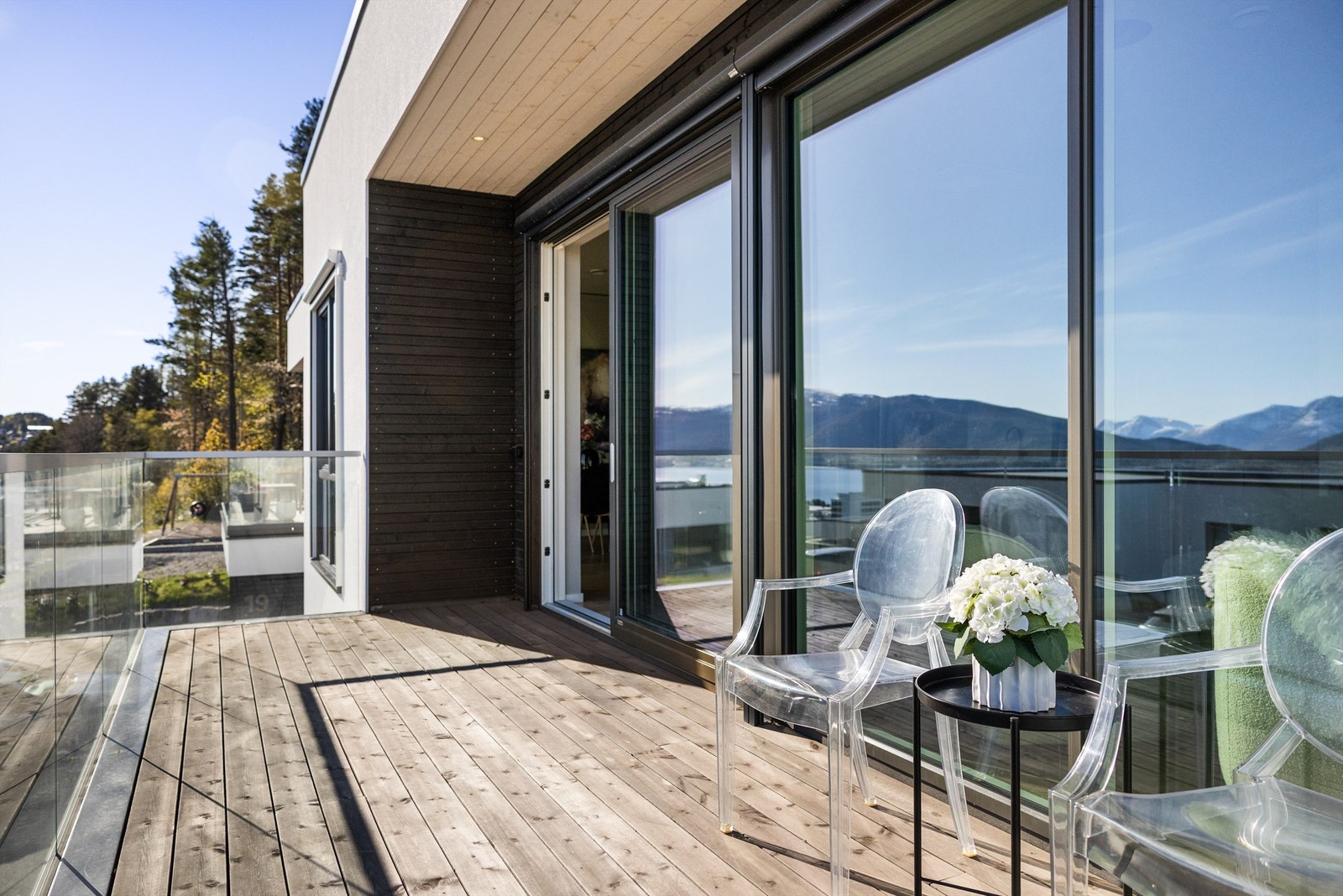 Sydvendt veranda med gode solforhold og glassrekkverk Galleribilde