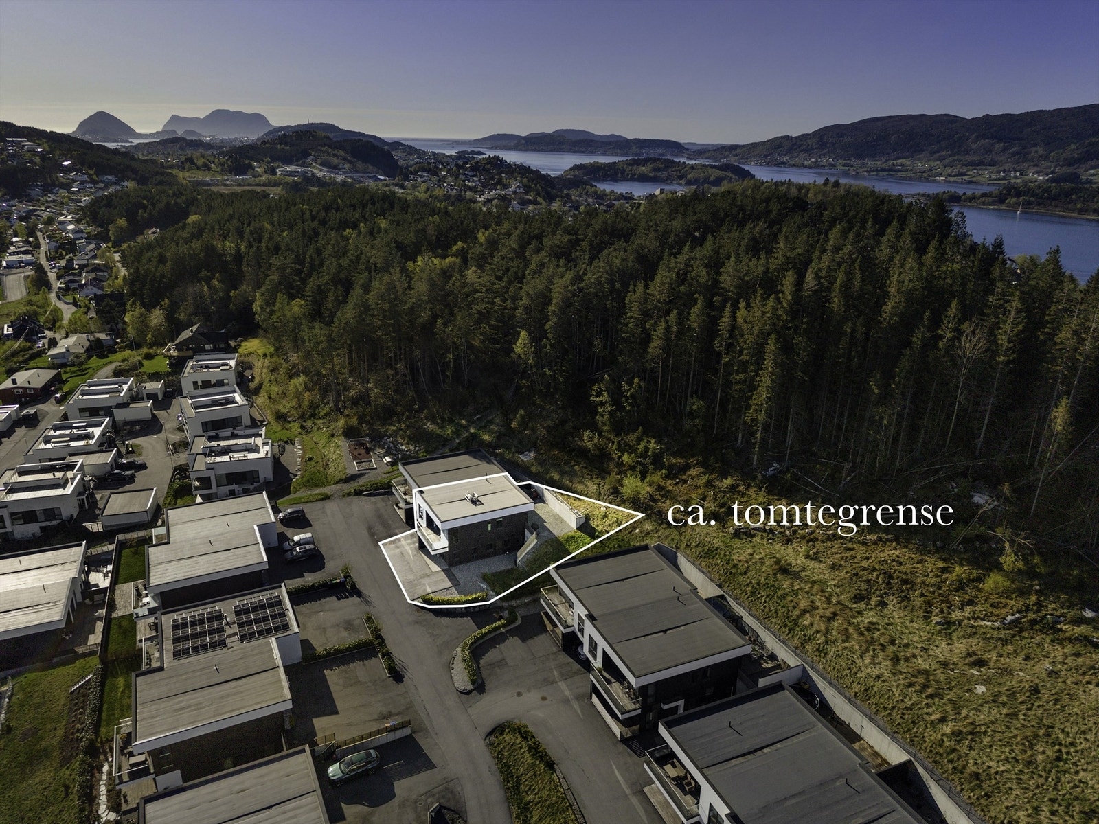 Dronefoto som viser ca. tomtegrense Galleribilde