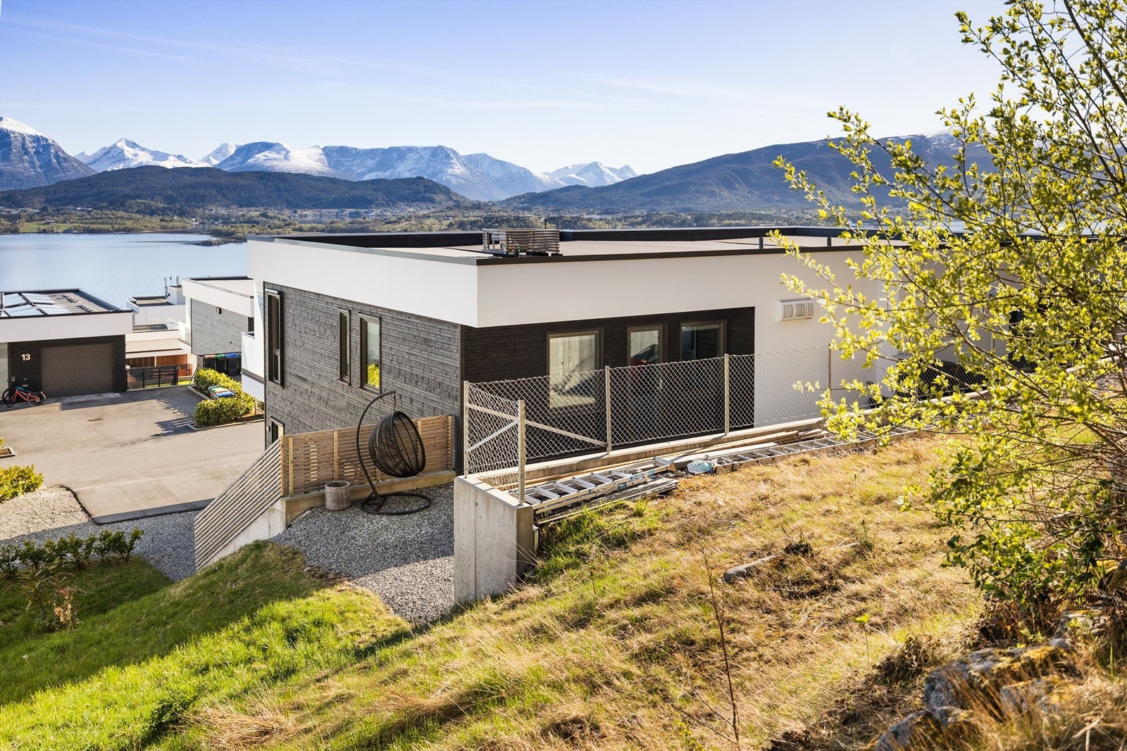 På område bak boligen er det lagt opp til 400V uttak for Jacuzzi, samt både kaldt og varmt vann Galleribilde