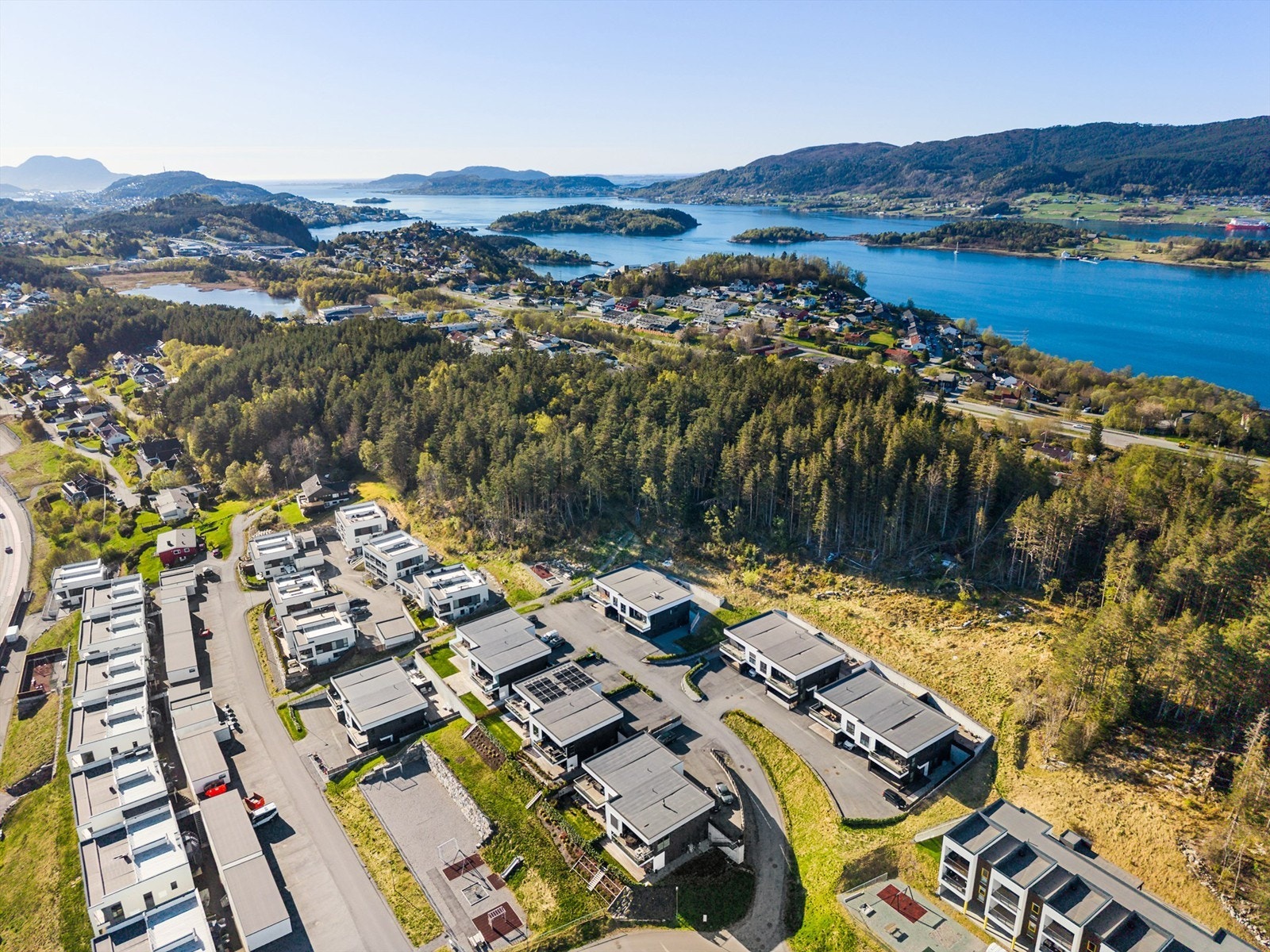 Boligen ligger i et rolig og familievennlig område med nærhet til alt du trenger Galleribilde