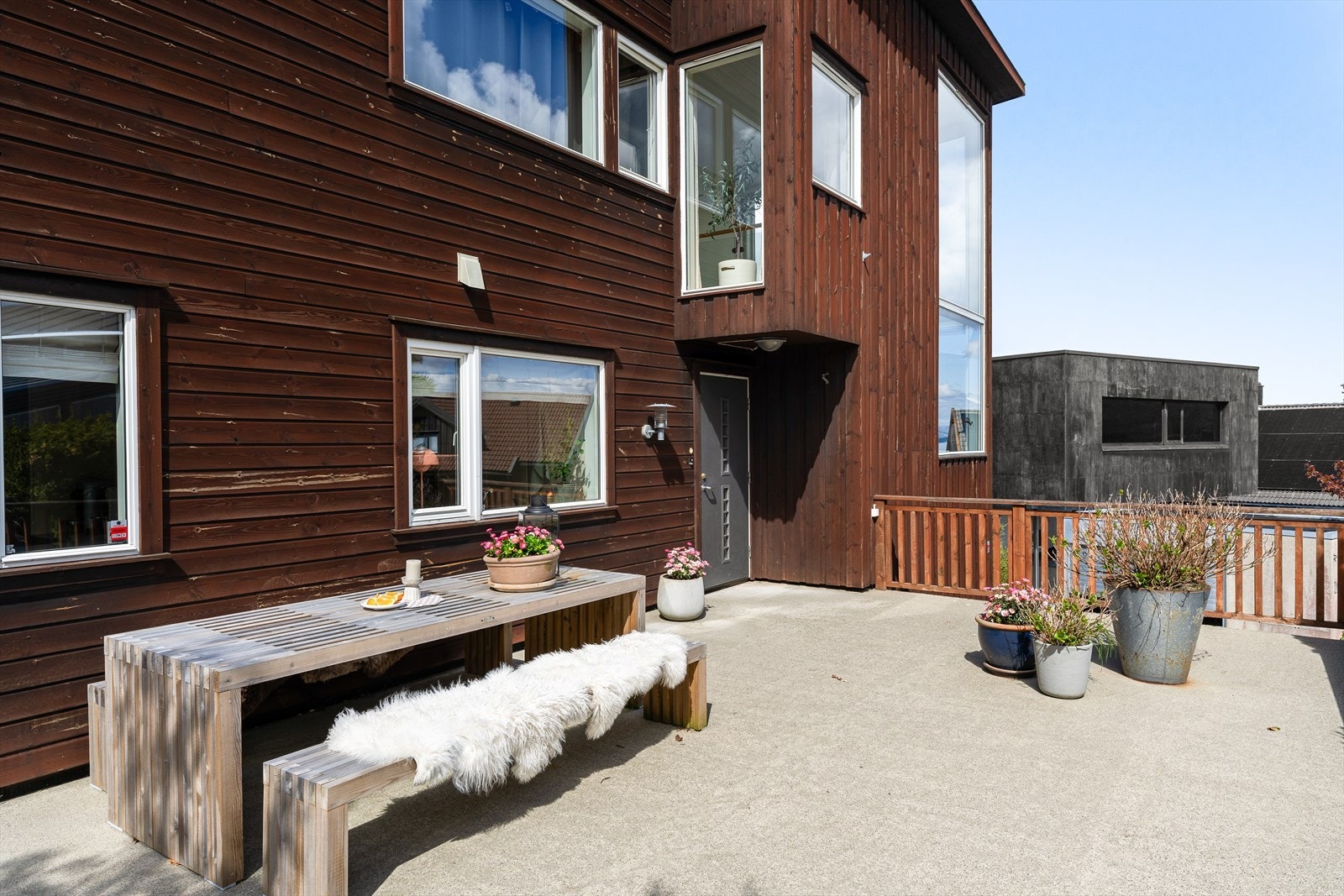 Innbydende inngangsparti med solrik uteplass, perfekt for morgenkaffen og hyggelige stunder utendørs. Galleribilde