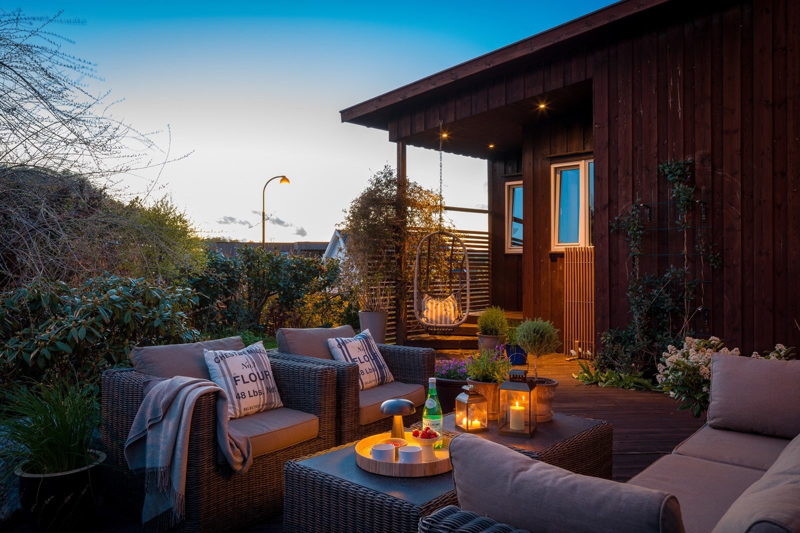 Stemningsfull terrasse med gode soner for avslapning og sosiale kvelder. Galleribilde